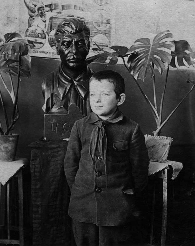 Отличник Валентин Берестов. 5 класс. 1941 год. Источник: berestov.org