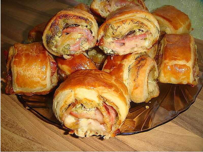 Вкусный и быстрый ужин дома: слойки с курицей, грибами и сыром и пирожные с повидлом