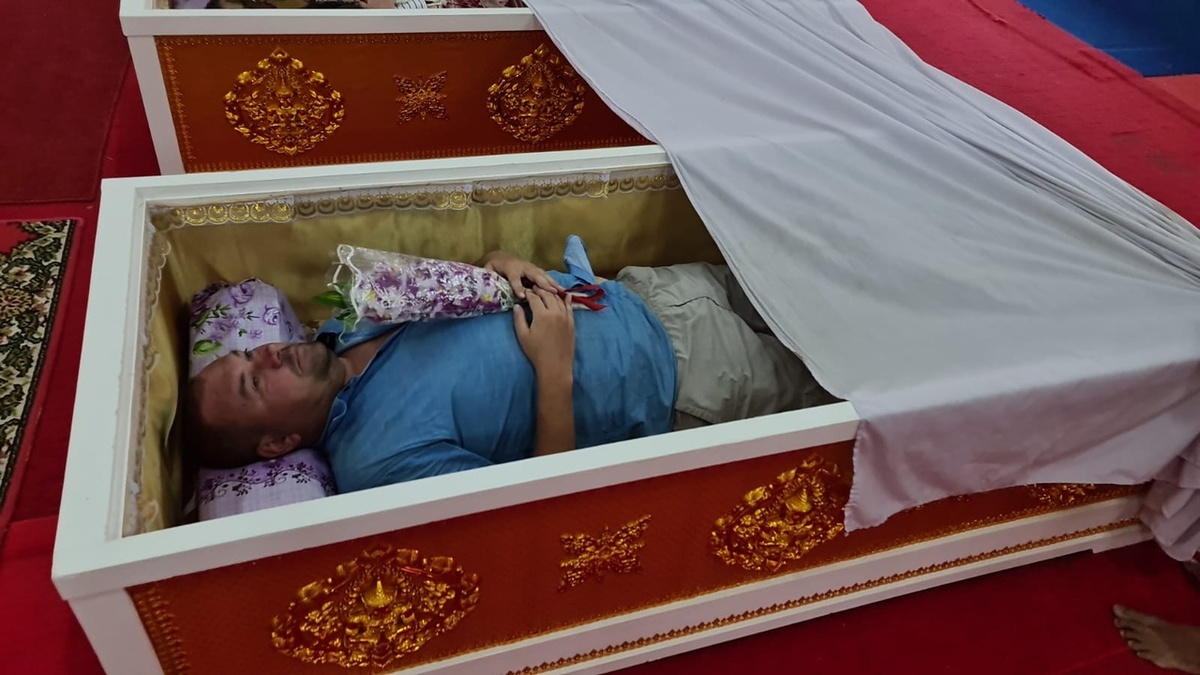 Давно я не лежал в колонном зале!