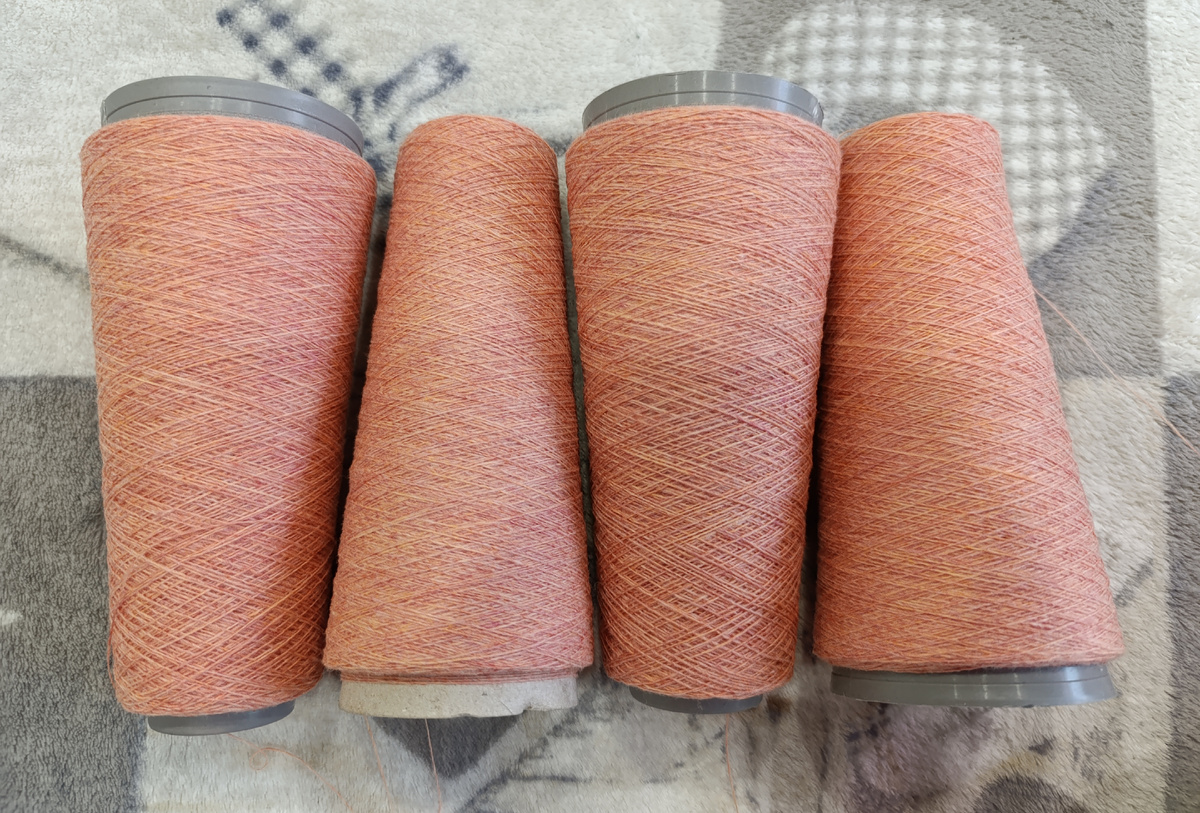 Покупаю с размотом на бобины по 100 гр, вяжу с 4-5 конусов спицами диаметра 3,5