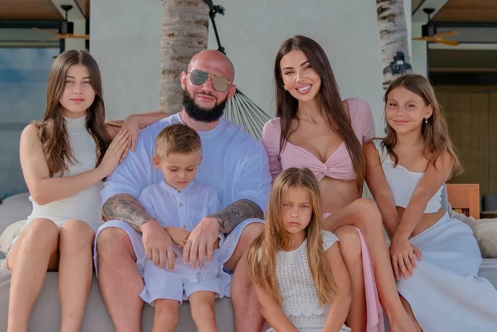 Оксана Самойлова и Джиган с детьми. Фото: социальные сети