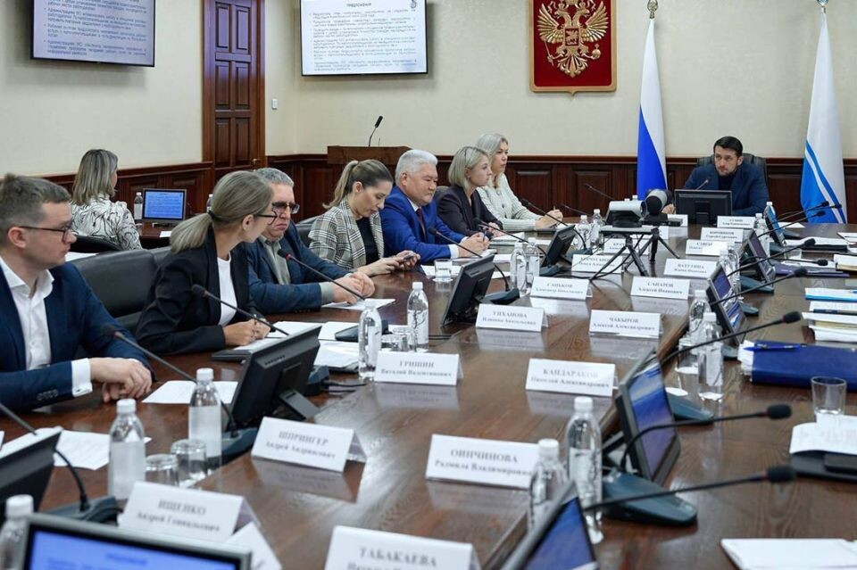    Заседание межведомственной комиссии по противодействию нелегальной занятости в Республике Алтай. Источник: altai-republic.ru