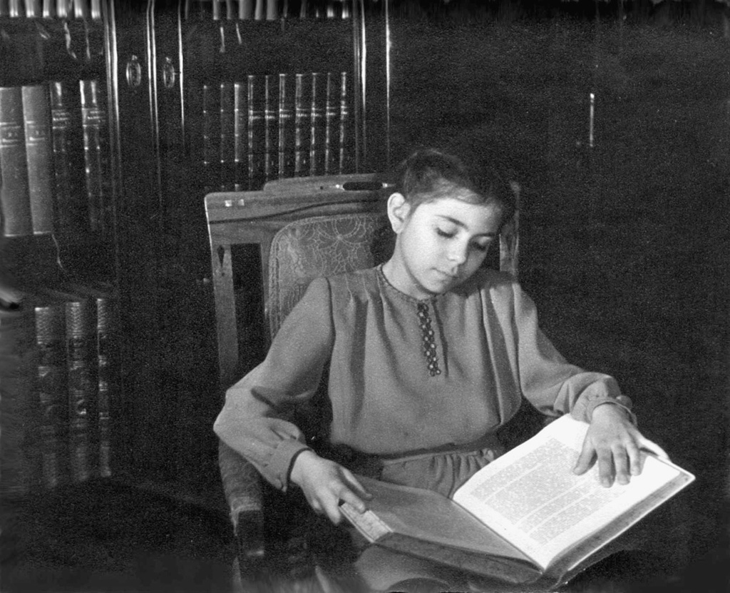 Неизвестный автор
Света Фараджева в семейной библиотеке
Дата съемки: 1949 - 1950