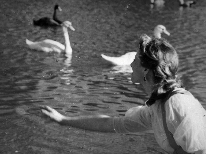 Майя Плисецкая у озера с лебедями. 1950-е. Фотография: Государственный центральный театральный музей имени А.А. Бахрушина, Москва