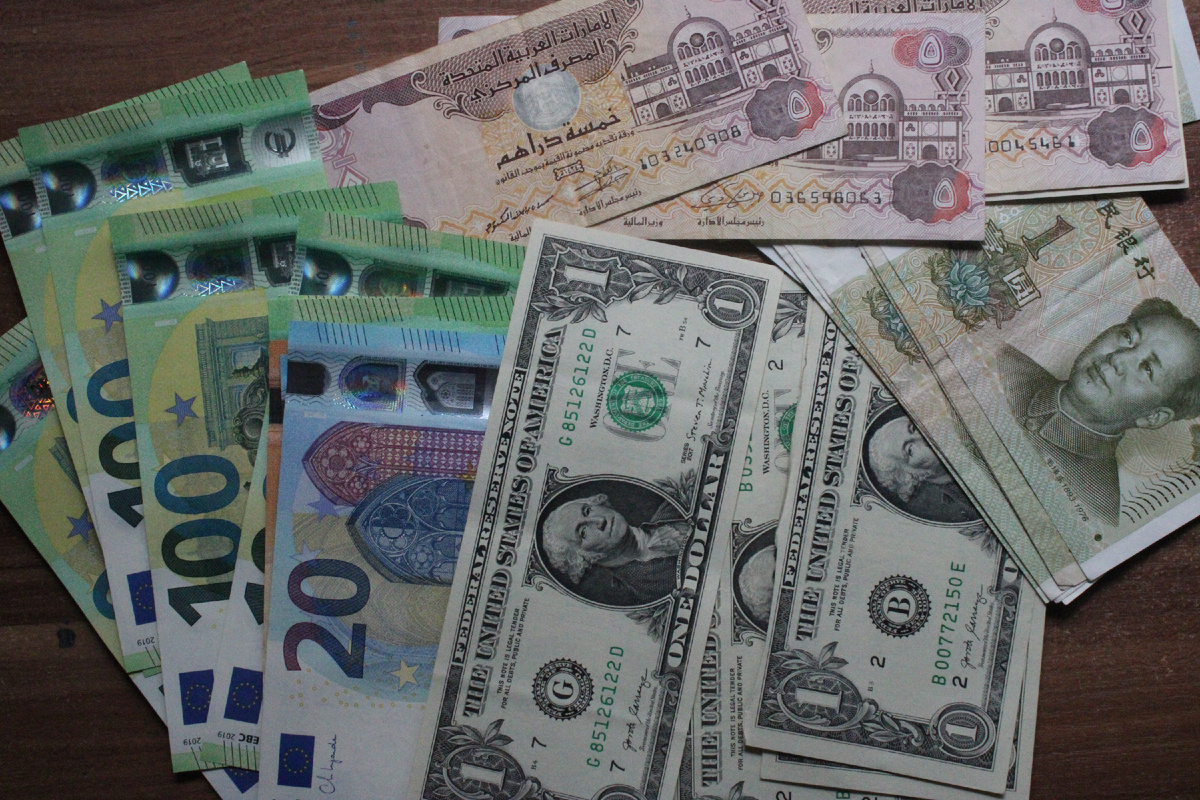 Деньги кучей