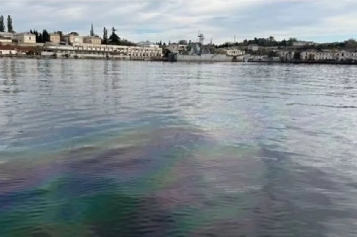    Из-за опрокидывания плавкрана в Черном море загрязнены 409 тыс. кв. м. воды