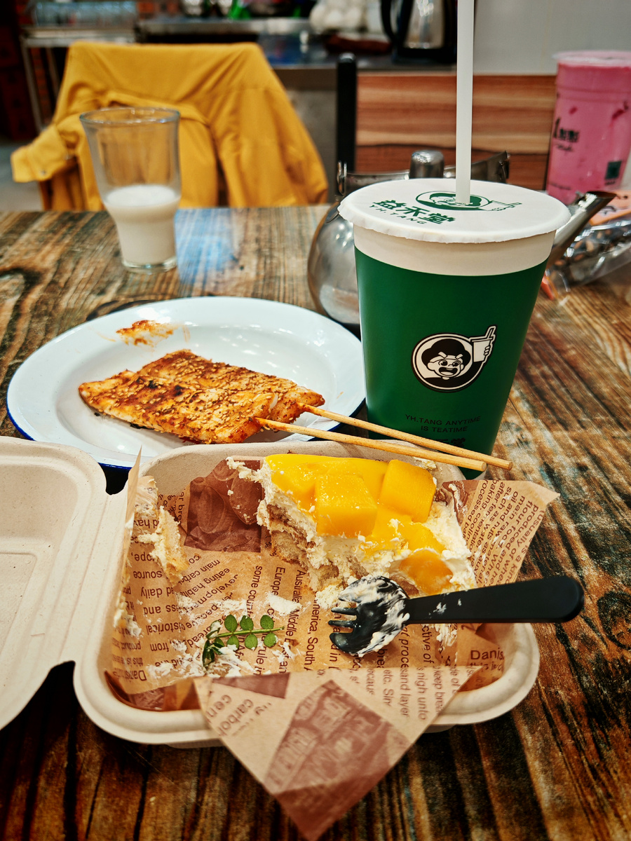 Манговый тортик и молочный чай от бывшей коллеги мужа