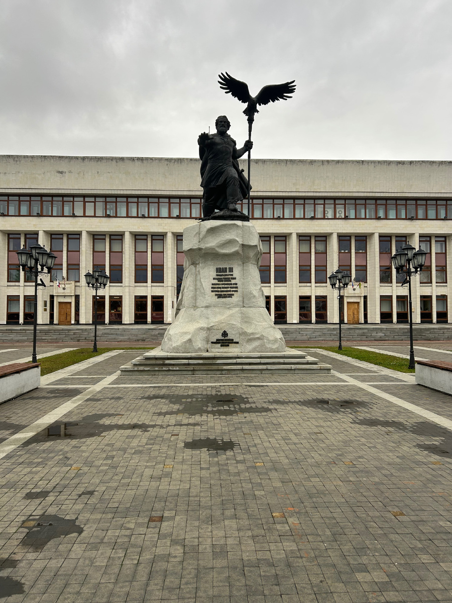 Памятник Ивану III, освободившему Русь от татаро-монгольского ига. Фото из личного архива.