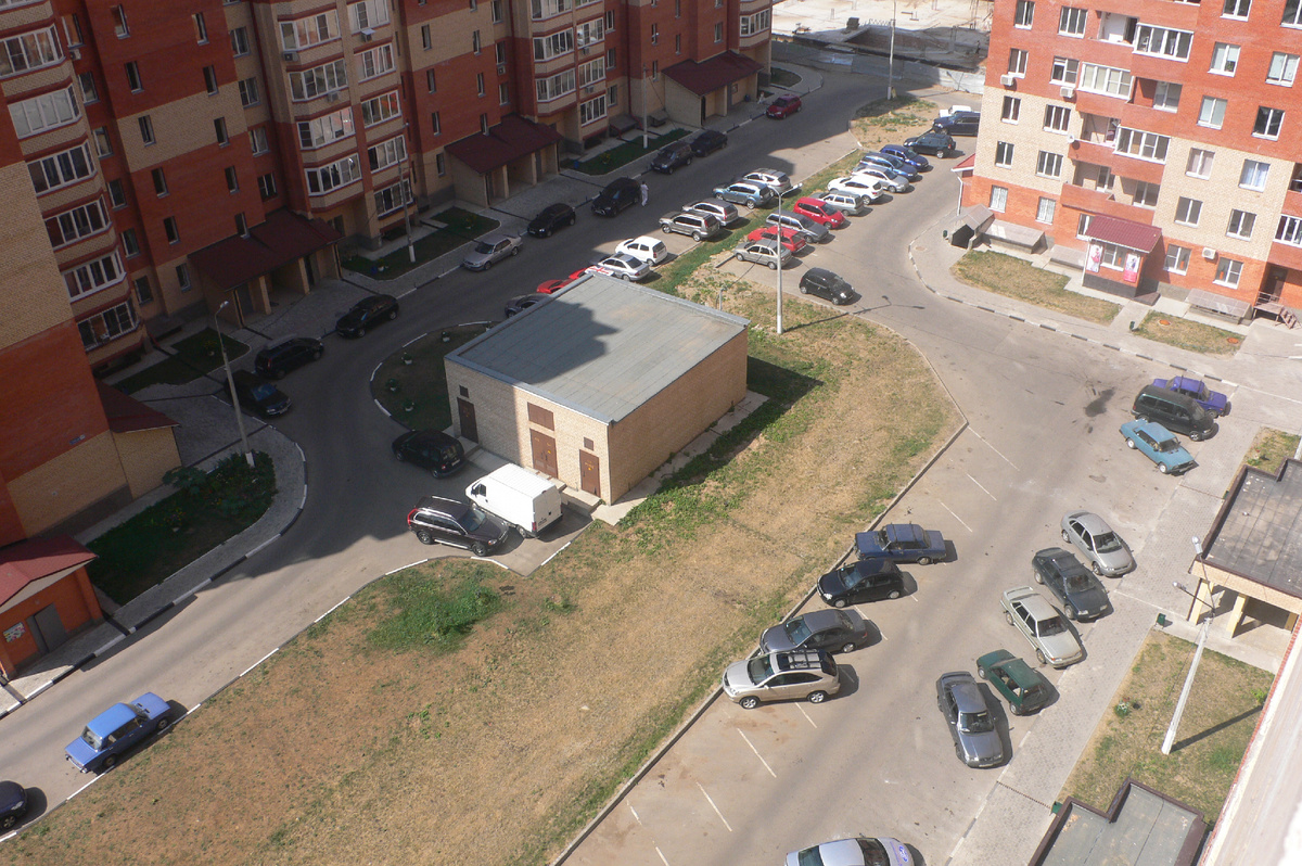 Вид с балкона во двор