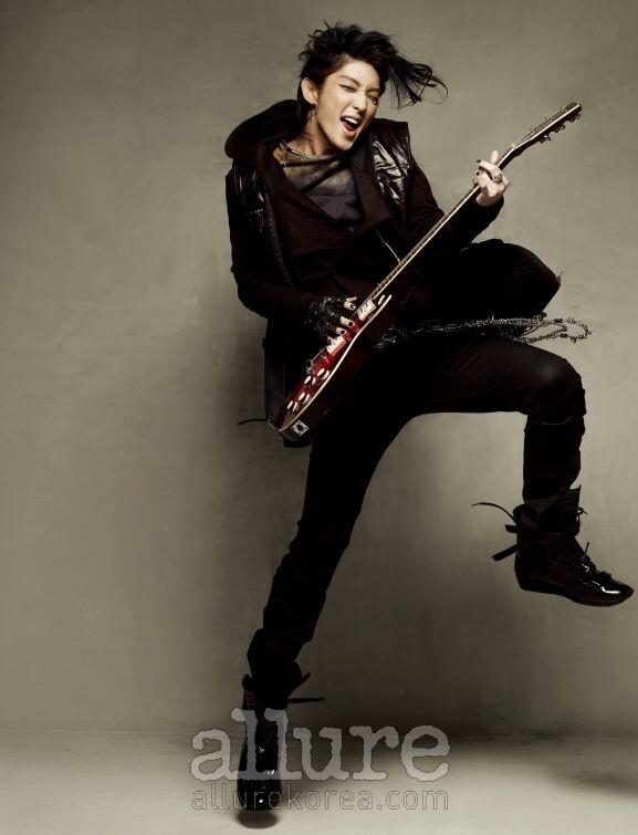 Для журнала Allurr. Молодость, рок-н-ролл, любовь... А вот излишества разные мы не одобряем. 