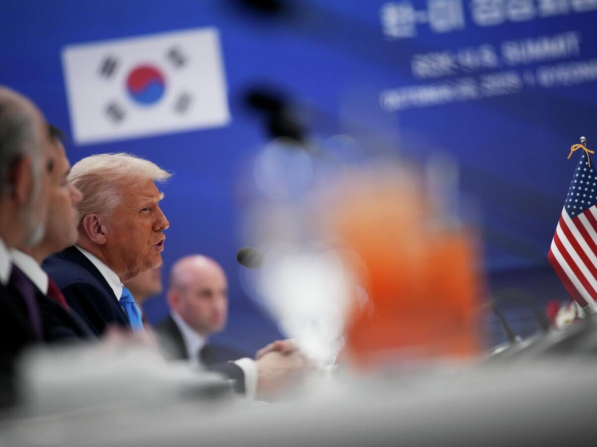    Президент США Дональд Трамп во время двустороннего обеда с президентом Южной Кореи Ли Чжэ Мёном в Кёнчжу© Getty Images / Andrew Harnik