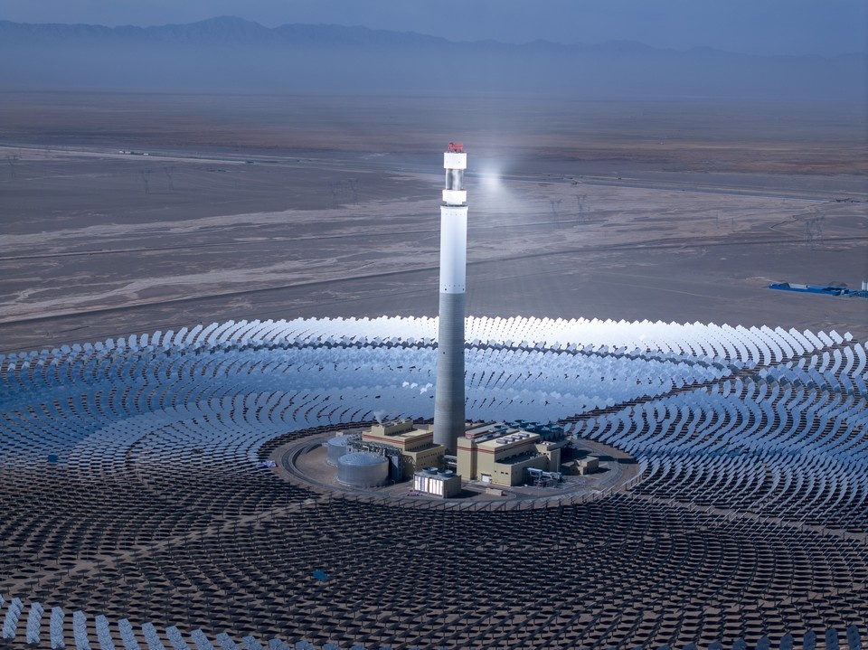 26 сентября в Казахском автономном уезде Аксай провинции Ганьсу был запущен пилотный проект по производству электроэнергии на основе новой фотоэлектрической системы. Фото: Гао Хуншань/Жэньминьван