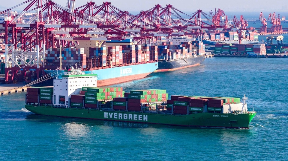 22 октября 2025 года на контейнерном терминале Цяньвань в порту Циндао провинции Шаньдун, контейнерные перевозки, погрузка и разгрузка были организованными и эффективными. Фото: Хан Цзяцзюнь/ Жэньминьван