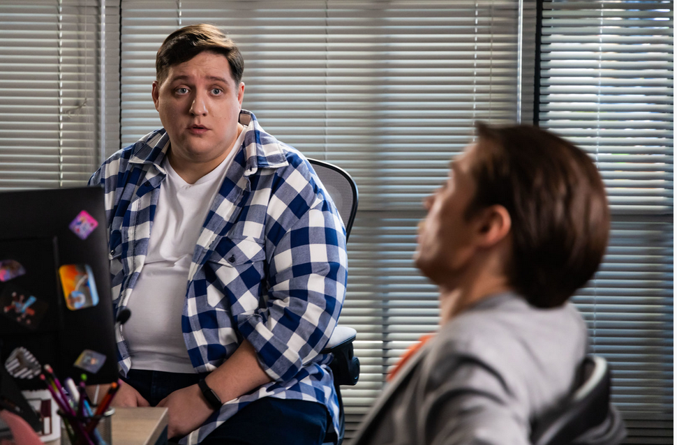 кадр из сериала "Большой человек"