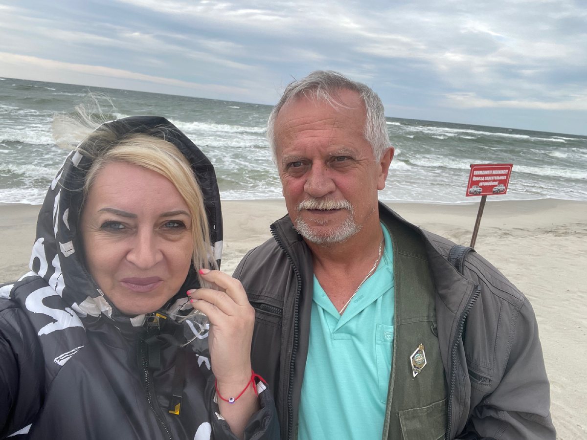 Всем привет! Это мы на нашем Балтийском море!) Мне кажется оно прекрасно в любое время года! И пусть оно холодное летом, но мы его любим! А какой у нас морской воздух! Он точно другой, не такой как например на Черном море! И поэтому я люблю приезжать к нашему морюшку на только летом! 