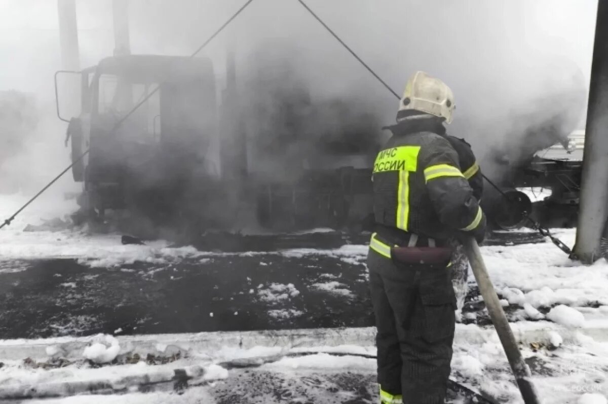    Челябинские пожарные потушили загоревшийся на заправке бензовоз