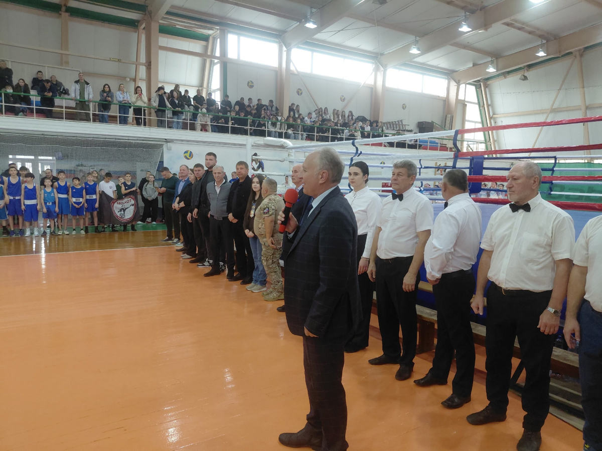 Глава города Сергей Александрович Златогорский приветствует участников соревнований в ФОКе «Звёздный» 