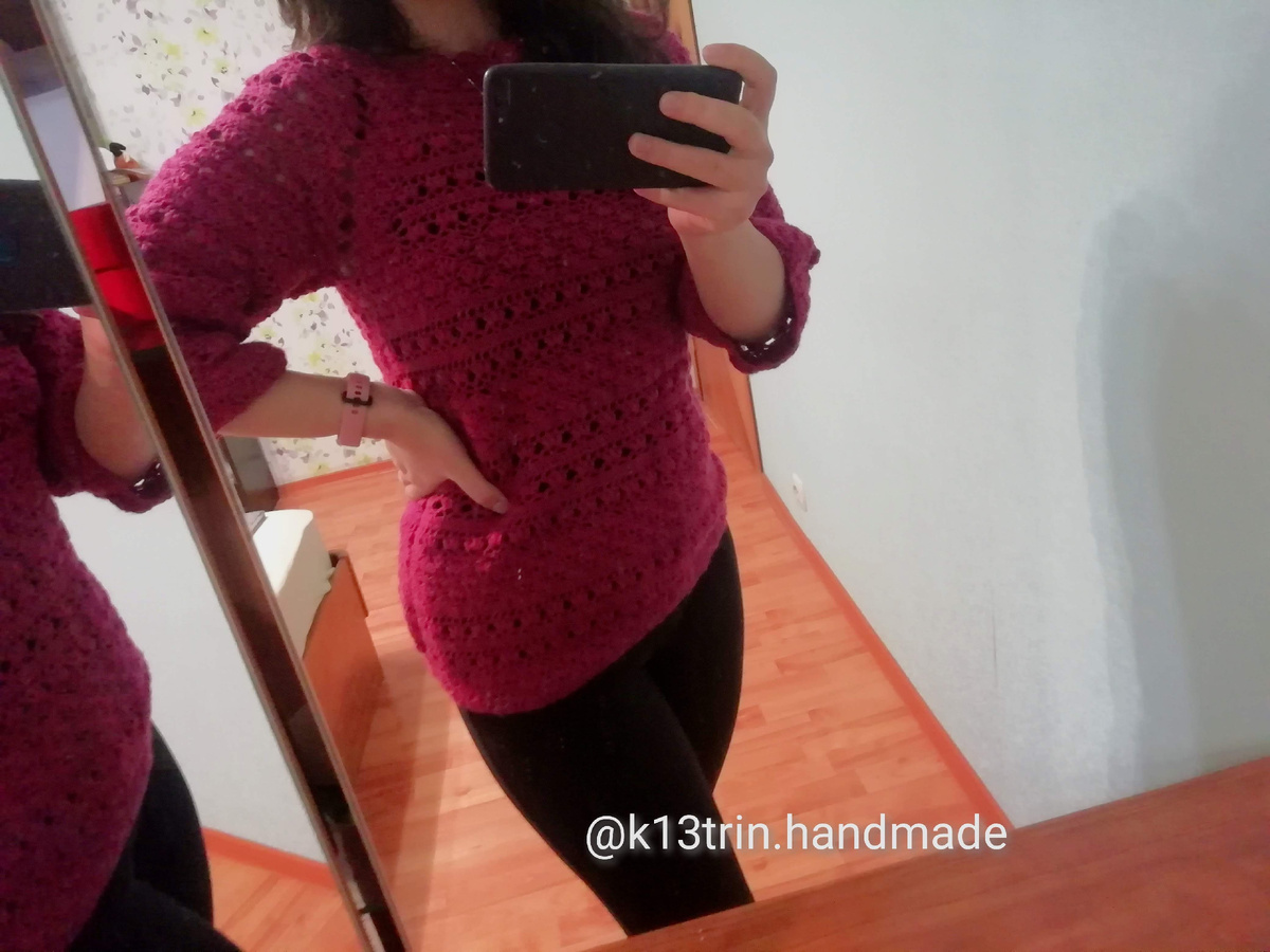 Это тот самый свитер. Личное фото. P.S. Так как фото старые, на них отметка со старым названием моей страницы, на тот момент я еще не вела канал на Дзене