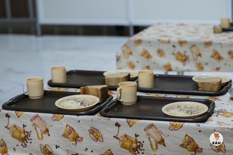    ЕАН. Еда на подносе в столовой