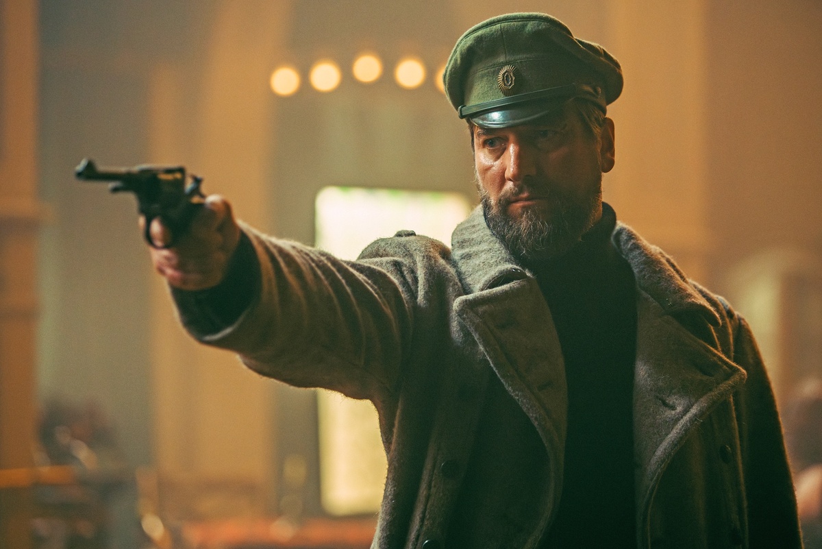    Александр Устюгов сыграл в сериале Сергея Нератова - белого офицера, который оказался чужим и в России, и на чужбине. / Предоставлено Иви