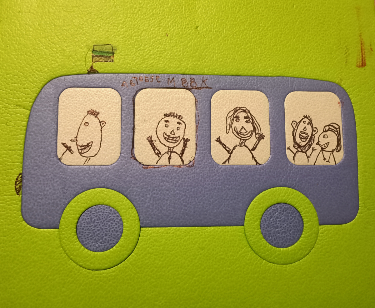 Детское творчество. Хорошо что на коврике, а не на обоях! 👌