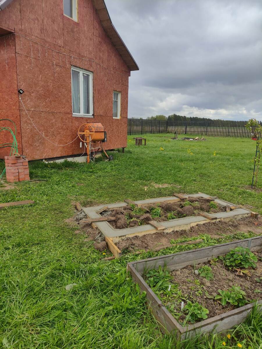 выкопали траншею, сделали каркас из досок для заливки бетоном. по бокам накидали землю. потом это все уберем. 