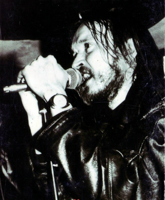 Е. Летов на концерте (1994 г.). Фото, использованное для оформления альбома "Русский Прорыв в Ленинграде". Фото ресурса ГрОб-хроники.