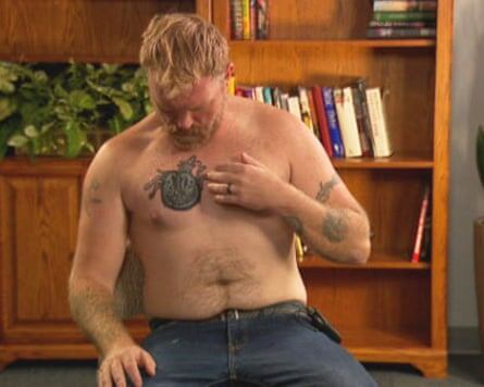 На этой фотографии, предоставленной WGME, Грэм Платнер указывает на скрытую татуировку, которая ранее была изображением, распознанным как нацистский символ, во время интервью 22 октября в Портленде, штат Мэн