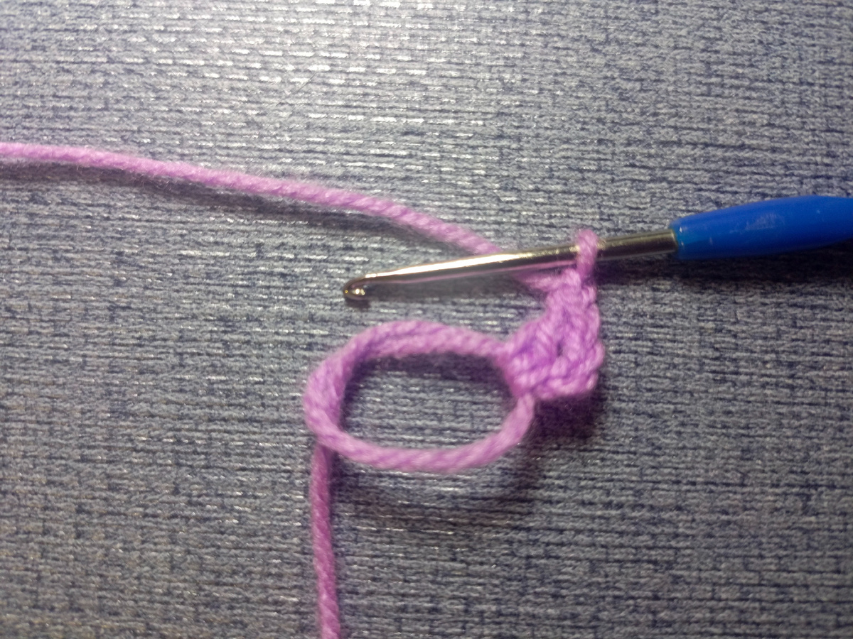 Петля амигуруми. 3 воздушные и столбик без накида. Таких групп должно быть 8. Между ними по 1 воздушной.