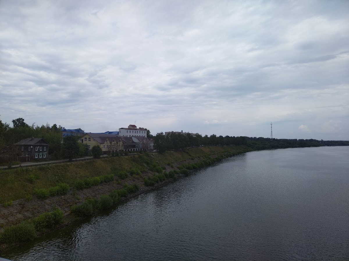 Многие старинные города находились только по 1 сторону от Волги. Вот и кимрский модерн в основном находится на западном берегу Волги. К востоку — Савёлово! Фото из библиотеки iStock.