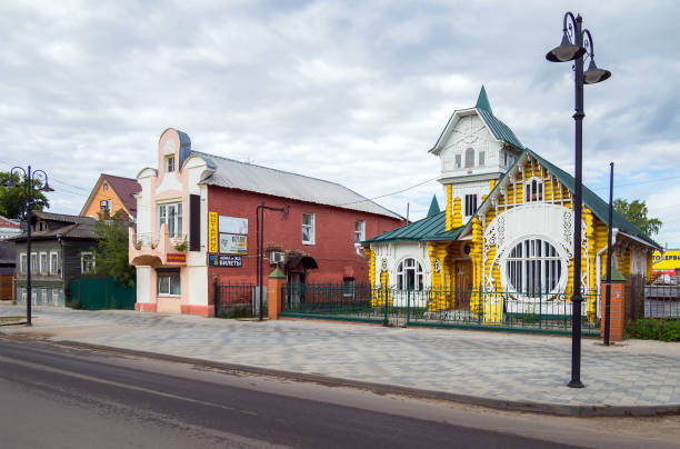 Одна из "визиток" Кимров: "Теремок" начала прошлого столетия справа! Фото из библиотеки iStock.