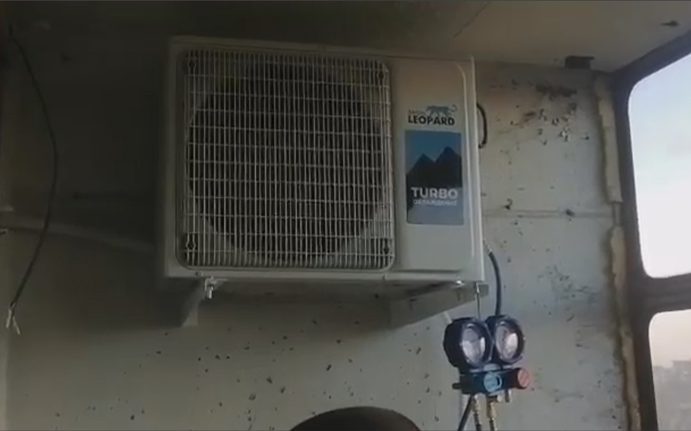 наружный блок установлен на закрытом балконе, не охлаждается, а вырубается по перегреву