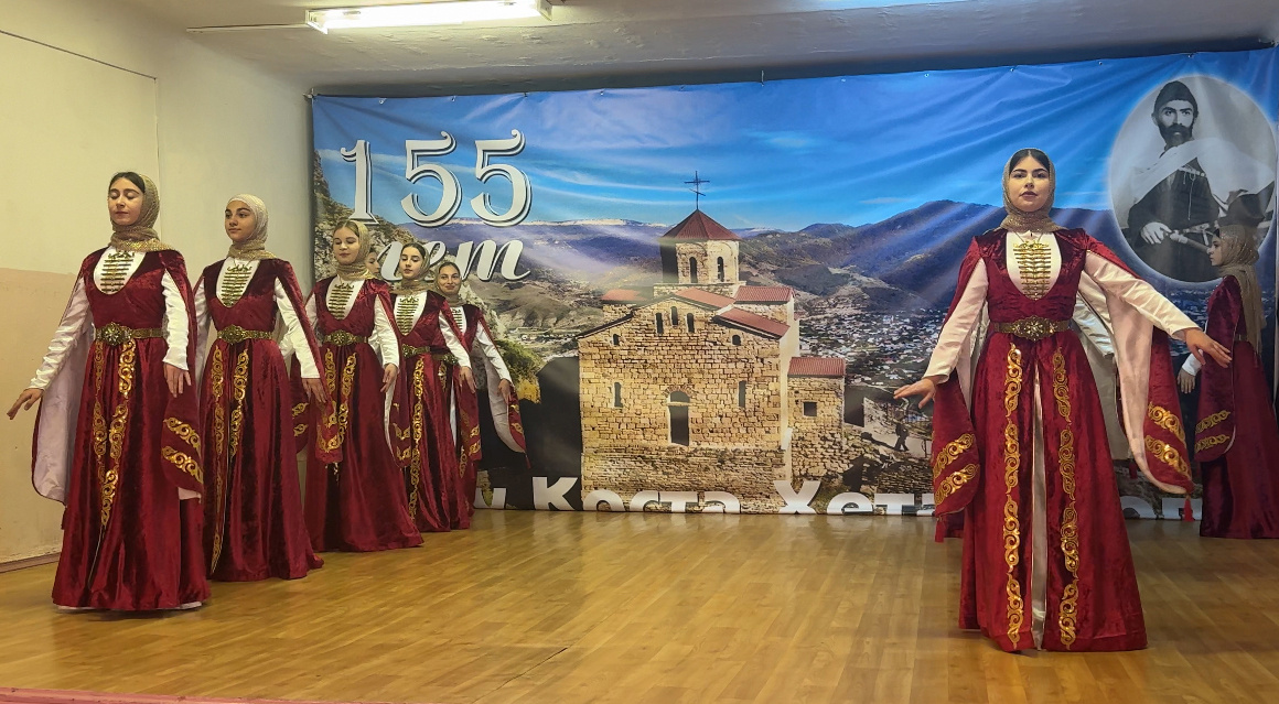 Выступает девичий ансамбль Каменномостского СДК «Чолпан». Фото автора.