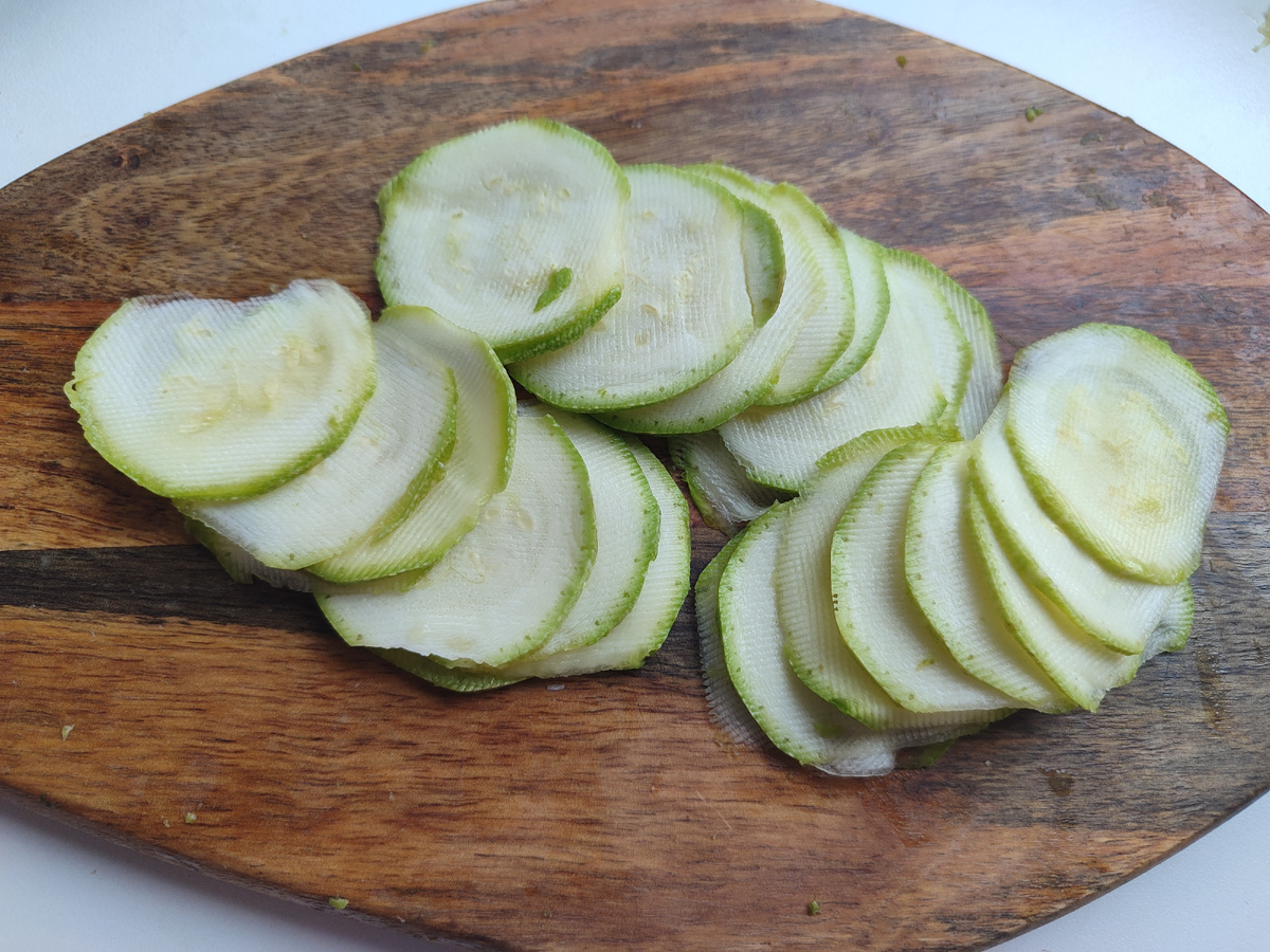 Чем тоньше – тем они больше будут хрустеть, но важно не пересушить их.