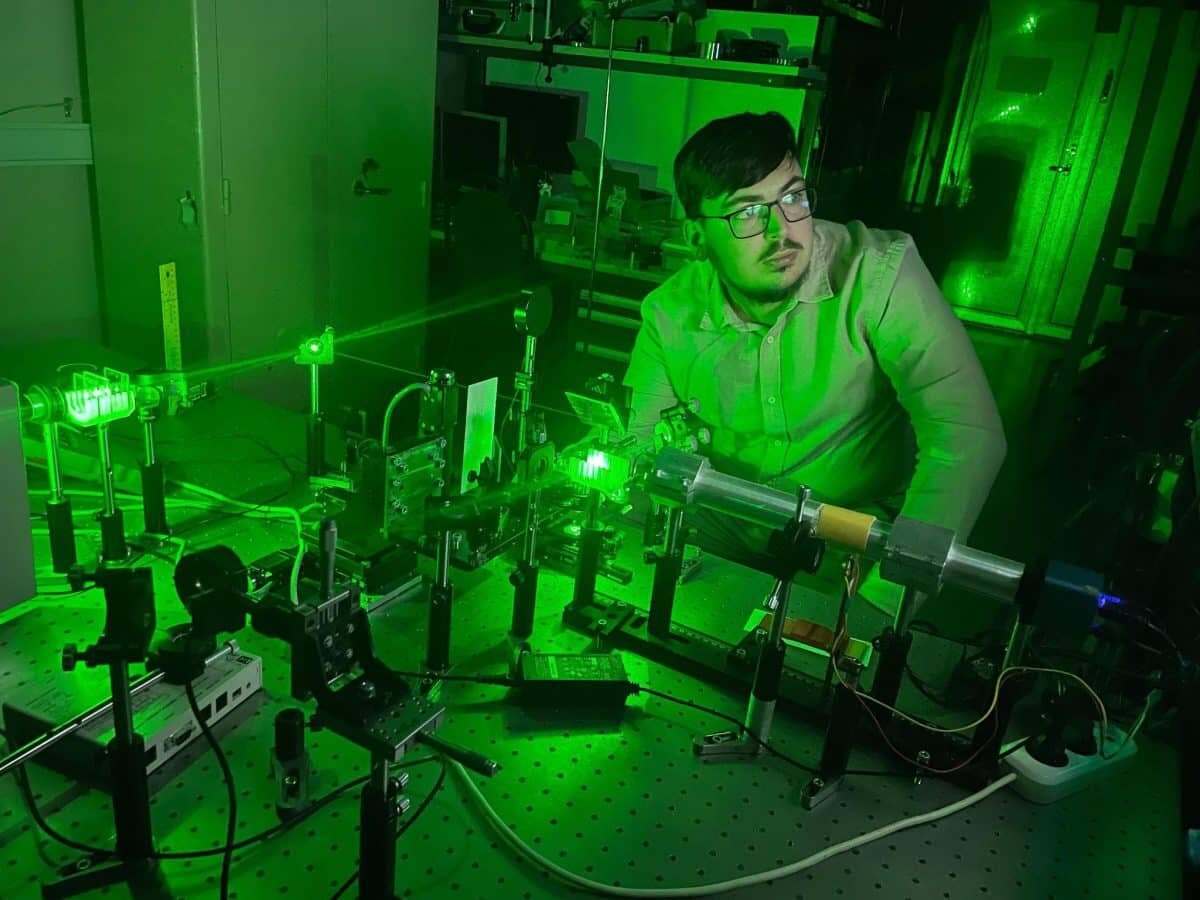    Измерения, проводимые в условиях возбуждения образца зеленым лазером с длиной волны излучения 532 нанометра / © Маргарита Степихова / Институт физики микроструктур РАН