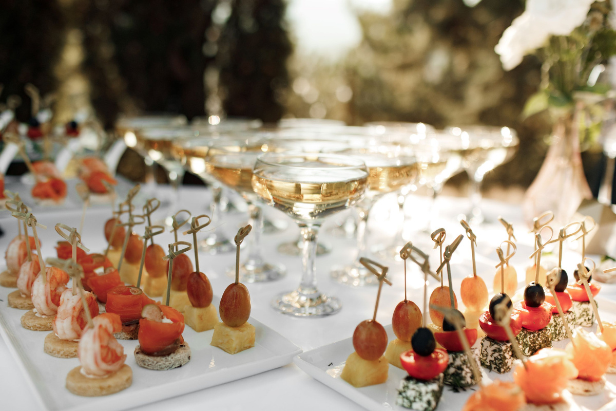 Выездной банкет-фуршет на природе: свежий воздух и изысканные блюда