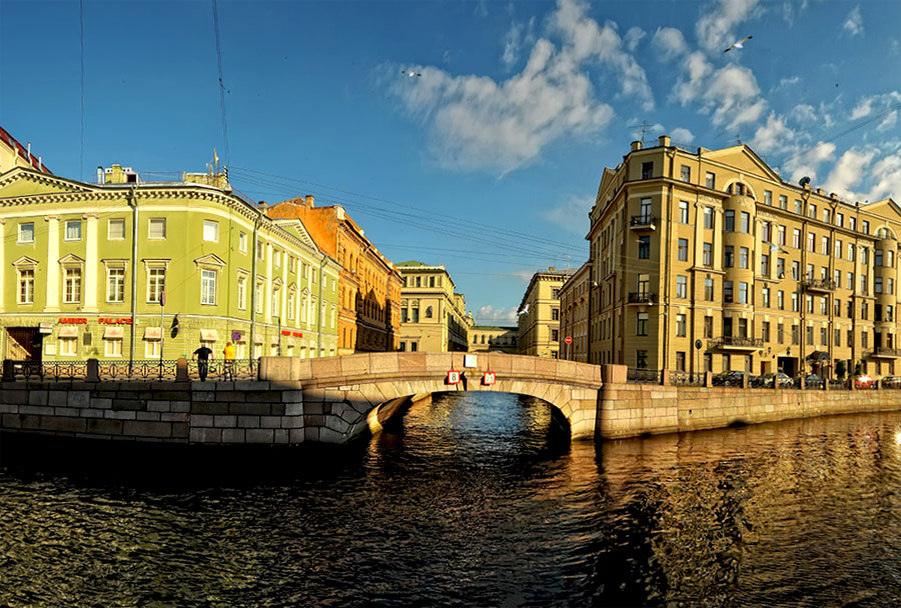 Источник: https://www.facade-project.ru/spravochniki/razdel_statej/fasadnyj_dekor_v_stilyah_arhitektury/arhitektura_spb/