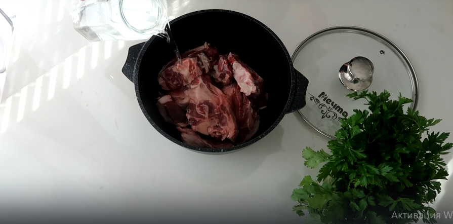Баранину кладем в большую кастрюлю и заливаем водой