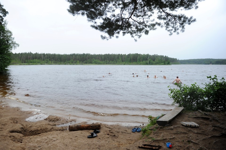    Павильон автомойки построили непосредственно в границах водоохранной зоны. Юлия ПЫХАЛОВА