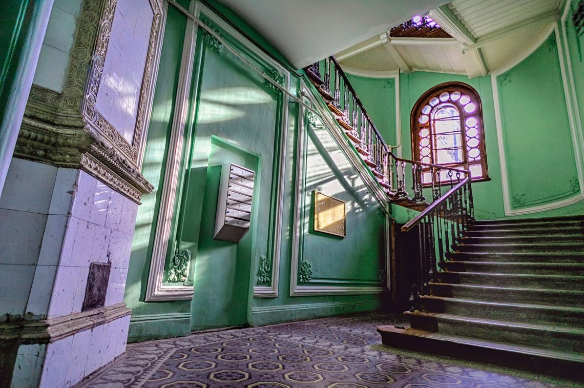 Источник: https://www.spbmuzei.ru/top-samyh-krasivyh-paradnyh-sankt-peterburga