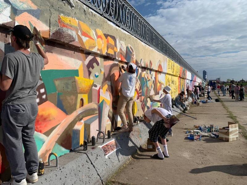 Источник: https://www.vestikamaza.ru/posts/graffitisty_razukrasili_175_metrov_steny_naberezhnoj_tabeeva/