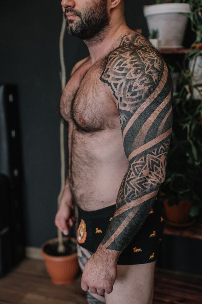 Орнаментальный рукав на мужике. Тату салон "Орнамент" мастер Вячеслав