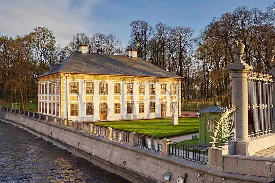 Источник: https://sokroma.ru/articles/chto-posetit/istoricheskie-zdaniya-v-sankt-peterburge/