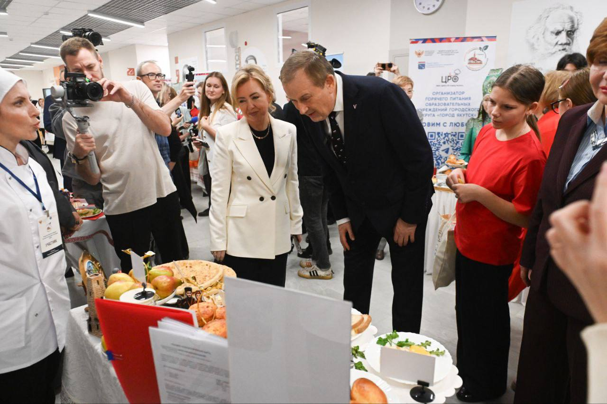 Спина у губернатора, похоже не болит, нагибается. Молодец. Это он, вероятно, на еду смотрит. Сам то на диете ведь: худеет. фото https://t.me/drozdenko_au_lo