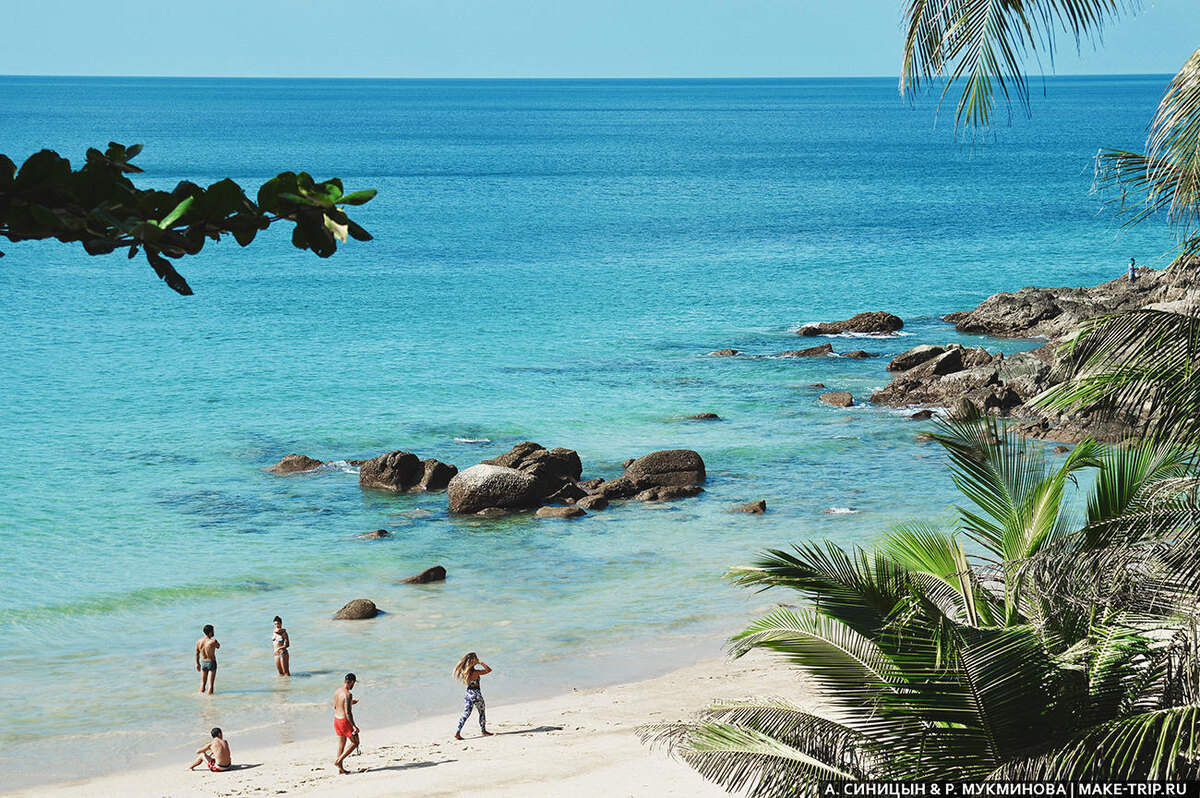 Таиланд — одно из лучших мест для отдыха у теплого моря в декабре. На фото: удивительный Банана-Бич на Пхукете с минимумом людей, чистым морем и живописными видами.
