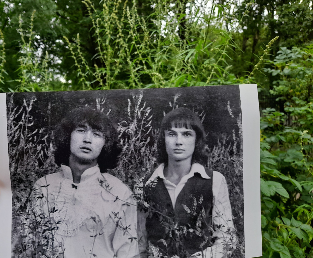 Виктор Цой и Алексей Рыбин у дома последнего. Фото: А. Вишня. 1982 год. И предполагаемое место съёмки. 