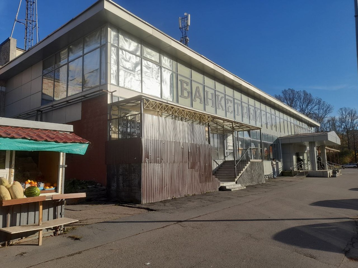 Универсам на Проспекте Космонавтов, 28, 1. На втором этаже этого здания в 1980-е годы находилась столовая, где завтракали наши герои. Фото автора. 