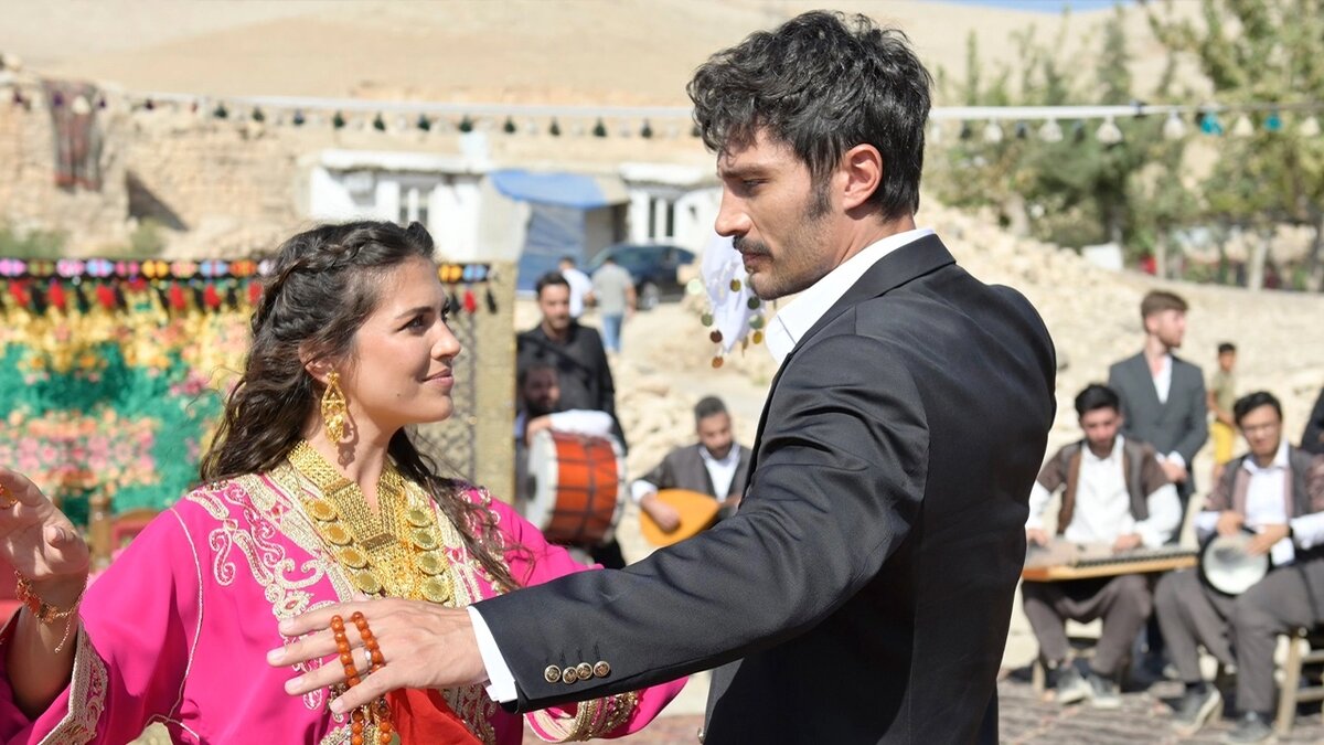 кадр из сериала "Преемник: зов корней"