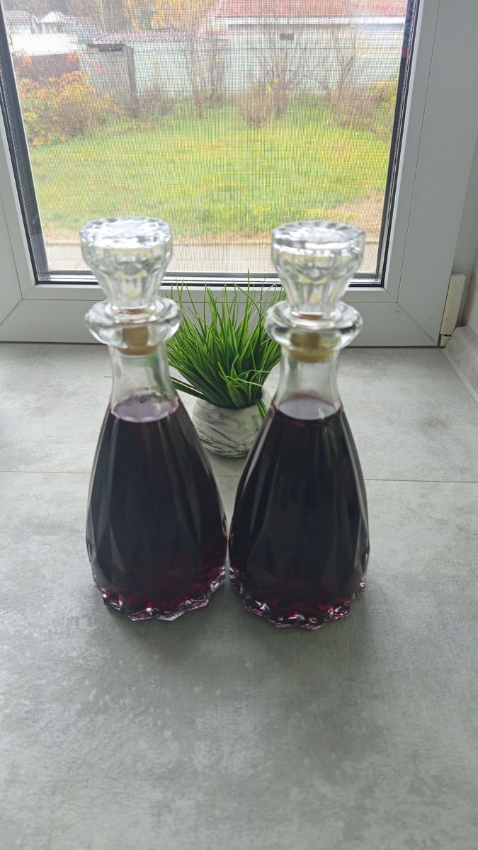 Еще две бутылочки за кадром