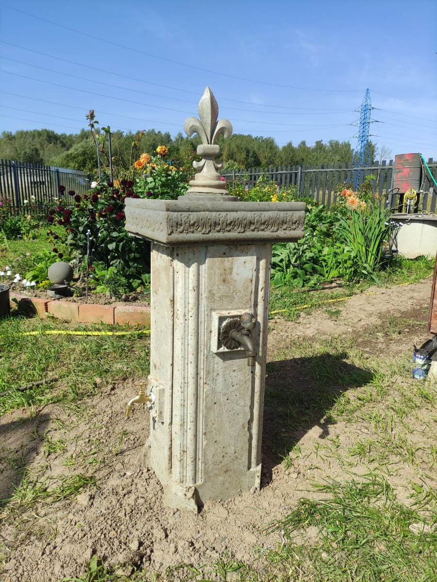 обязательно с следующим летом сделаю красивое обромления низа у колонки.  и оформлю камушками вокруг. 